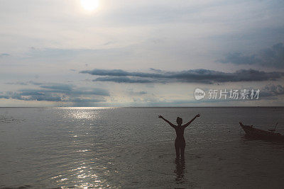 年轻的独自旅行者女人在海滩上Ko Phangan，泰国